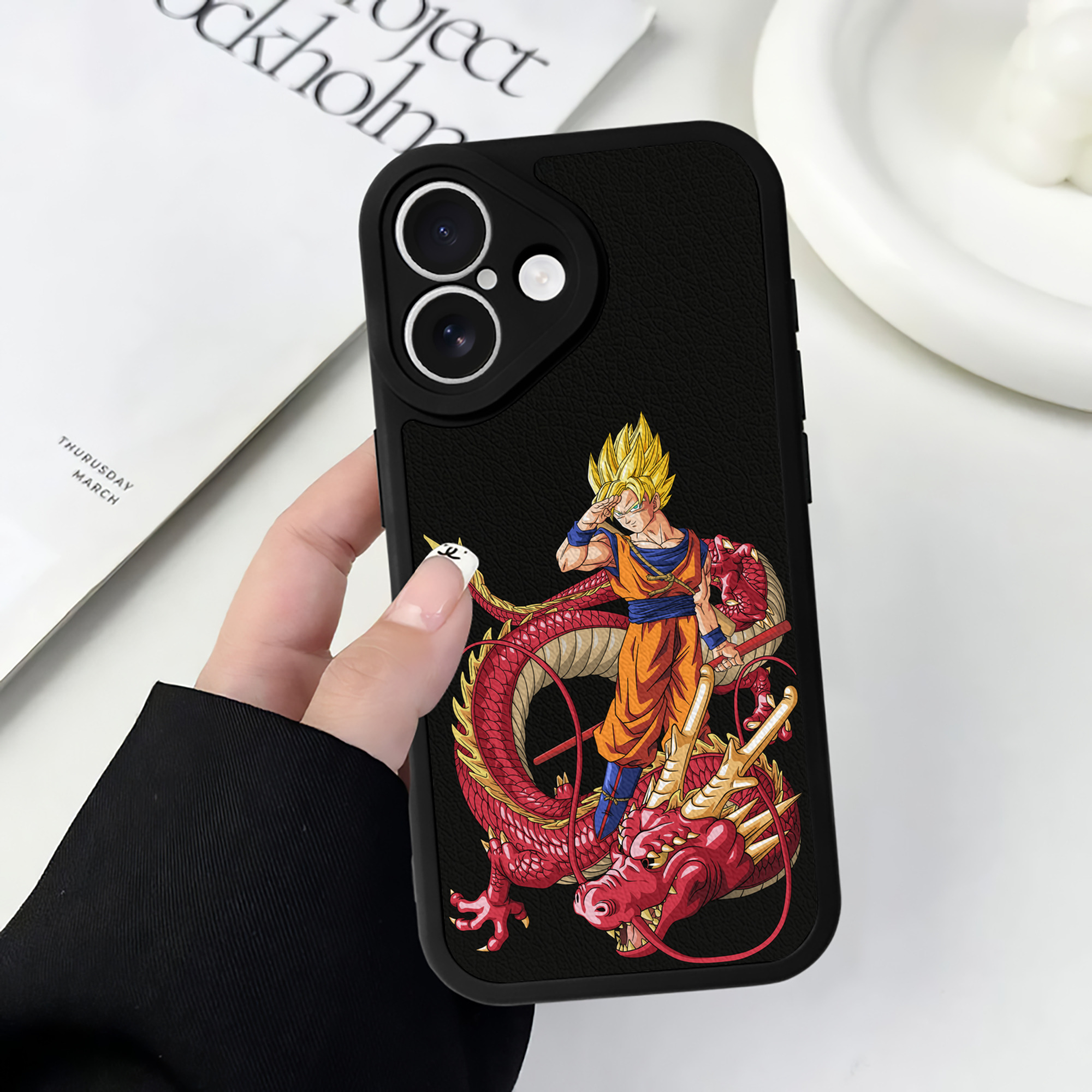 （画像用） ドラゴンボール 孫悟空（そん ごくう）Son Goku カカロット DRAGON BALL Kakarotto 【iPhone 16シリーズ対応】シリコンスマホケース（レザー調） 材質：シリコン